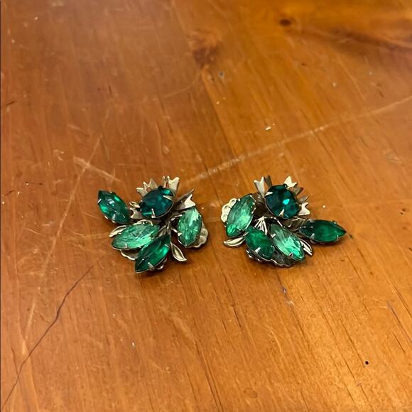 Unique Vintage Jewelry - Elegant Green Leaf Vintage Clip On Earrings